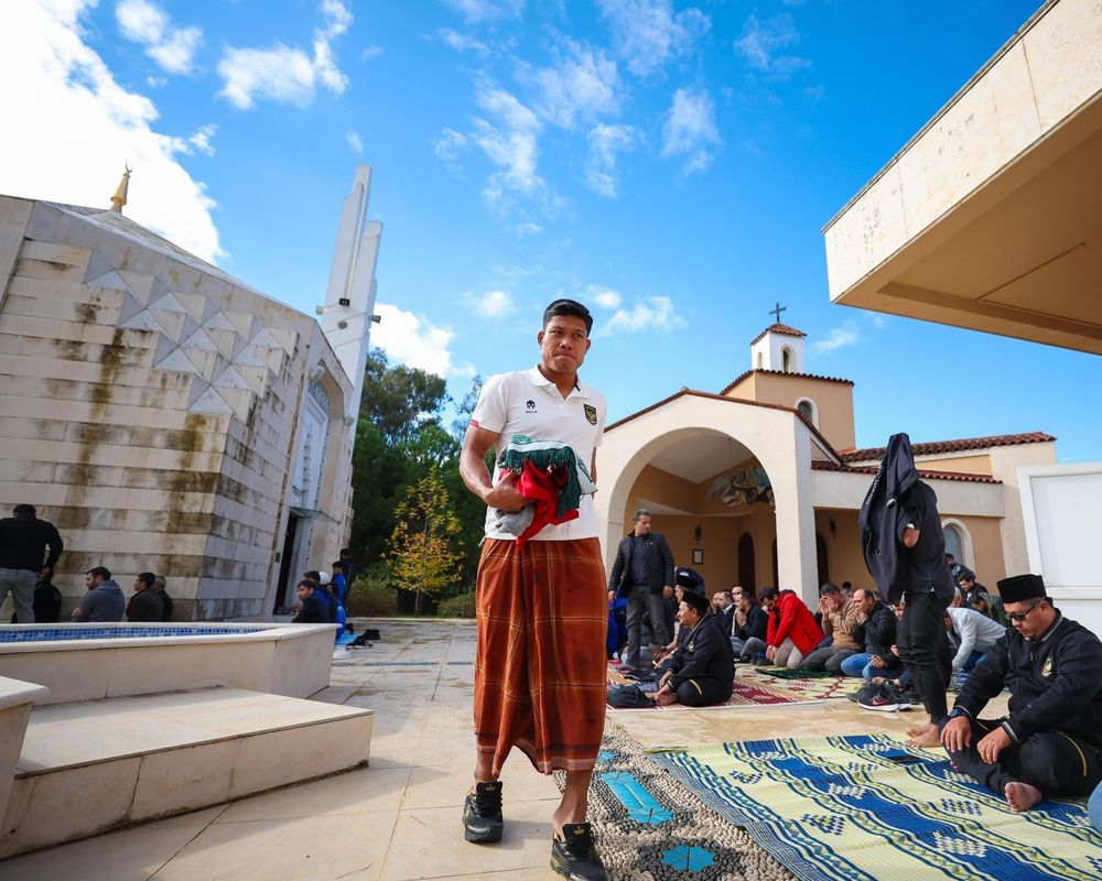 TC di Turki, Timnas Indonesia Salat Jumat di Depan Teras Gereja