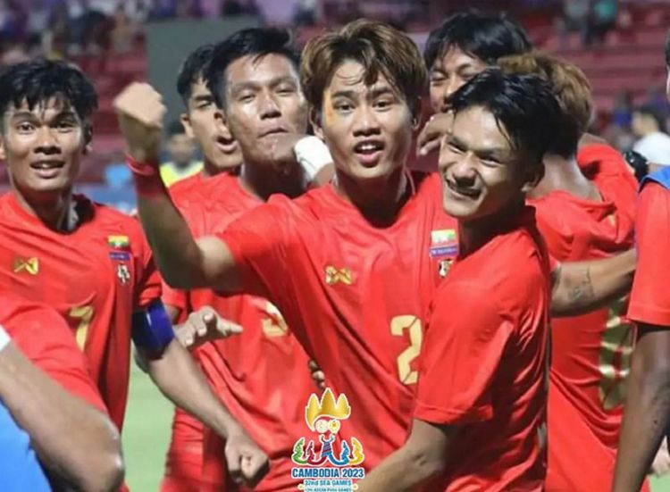 Para pemain Myanmar merayakan kemenangan atas Filipina di laga terakhir grup B cabor SEA Games 2023 di Kamboja