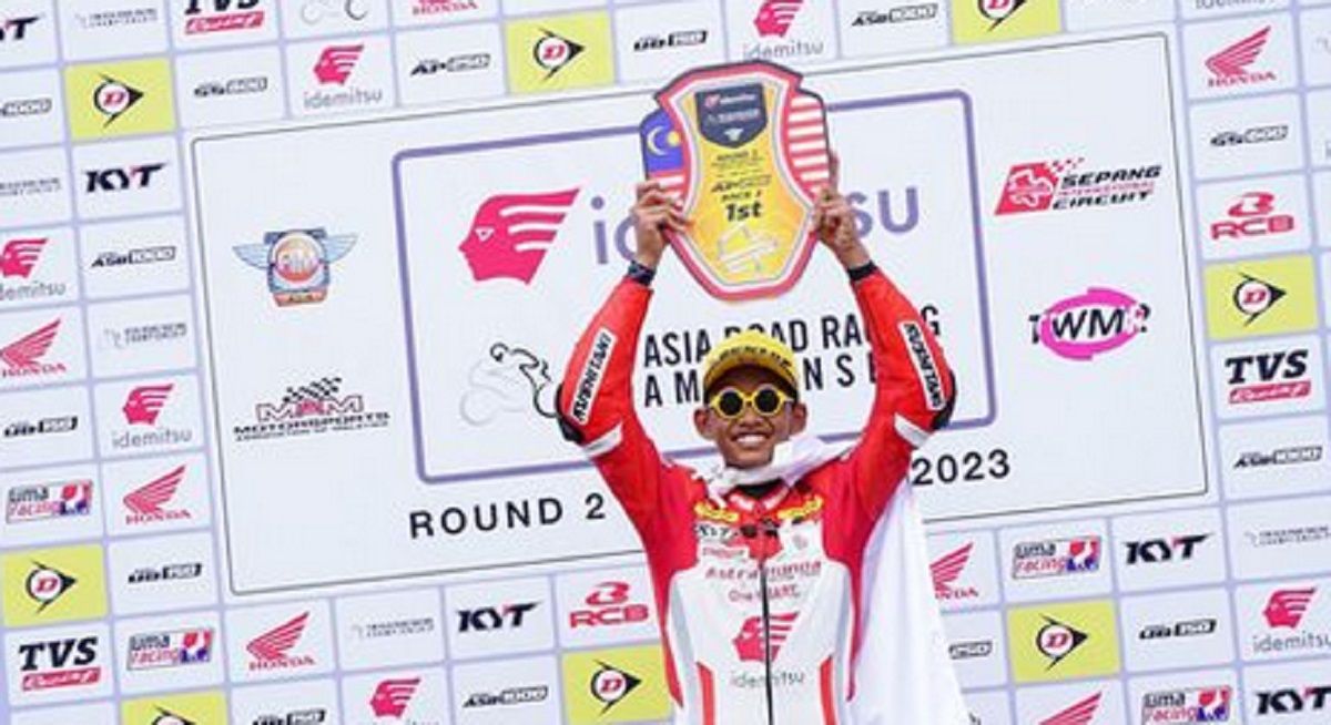 Pembalap Astra Honda Racing Team, Veda Ega Pratama merayakan keberhasilannya memenangi Race 2 kelas AP250 seri II ARRC di Sirkuit Sepang, Minggu (14/5/2023)/foto: Asia Talent Cup.