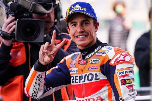 Momen Marc Marquez Main Mata dengan Emak-emak Usai Naik Podium Sprint Race MotoGP India