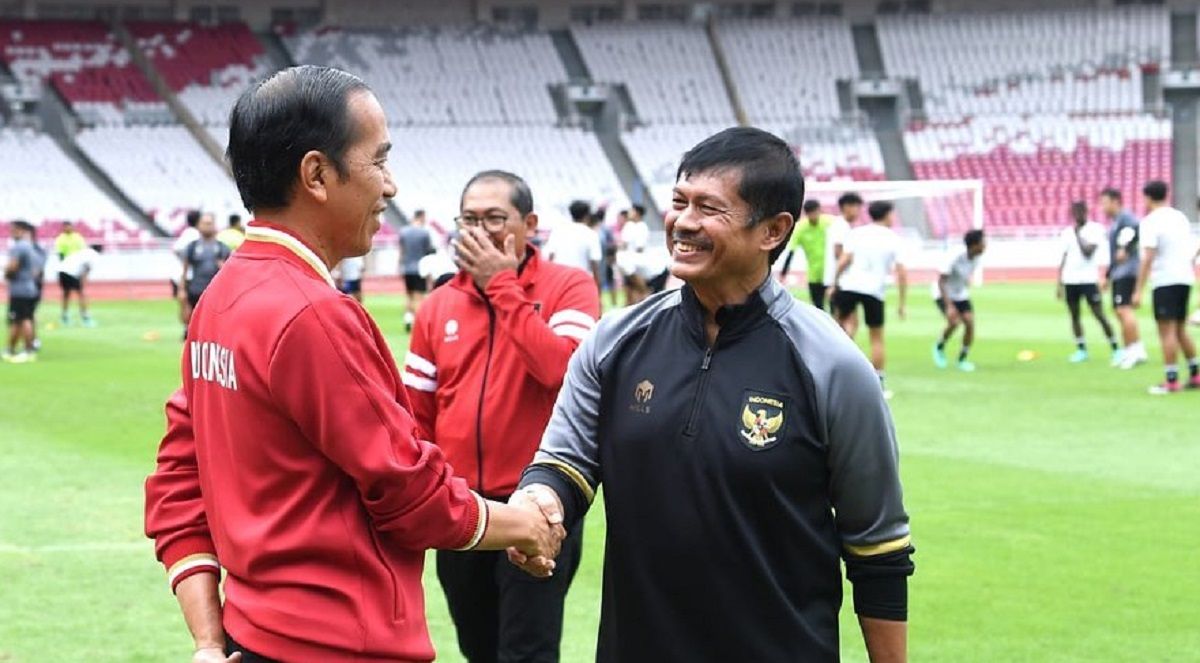 Indra Sjafri menyalami Presiden Jokowi di sela-sela TC timnas U-22 di Stadion GBK, awal April 2023