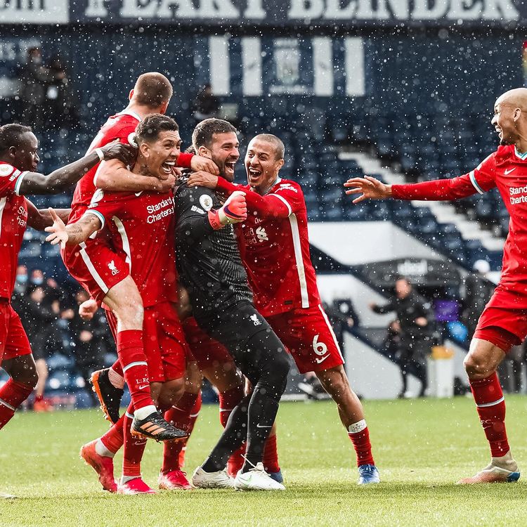 Para pemain Liverpool merayakan gol ke gawang Leicester City pada laga pekan ke-36 Premier League di King Power Stadium pada Selasa (16/5/2023) malam.