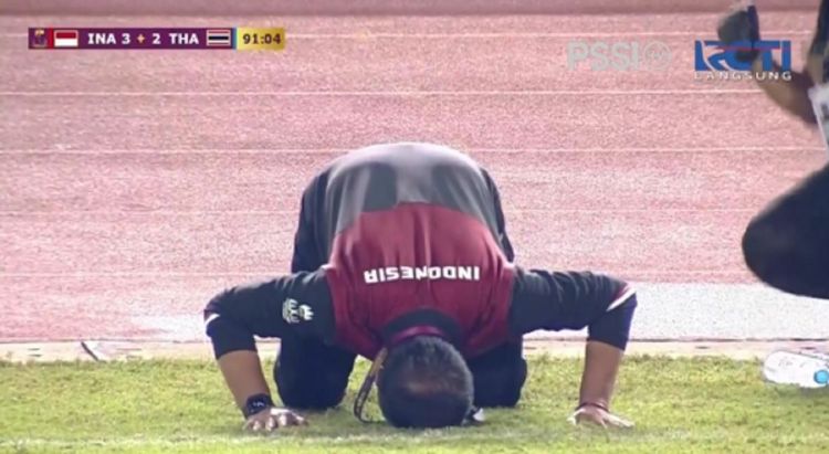 Indra Sjafri sujud syukur merayakan gol Irfan Jauhari yang memastikan kemenangan Timnas U-22 Indonesia atas Thailand di laga final cabir sepakbola SEA Games 2023