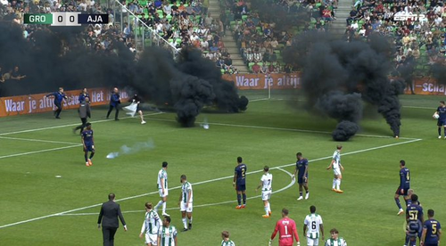 Stadion Penuh Asap Hitam Mencekam! Suporter Tuan Rumah Ngamuk di Laga Groningen vs Ajax Amsterdam