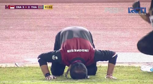 Indra Sjafri sujud syukur merayakan gol Irfan Jauhari yang memastikan kemenangan Timnas U-22 Indonesia atas Thailand di laga final cabir sepakbola SEA Games 2023