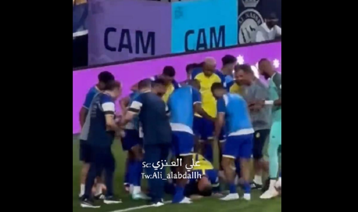 Cristiano Ronaldo melakukan selebrasi sujud syukur usai mencetak gol di laga Al-Nassr vs Al-Shabab