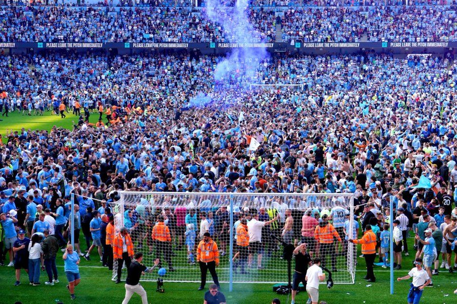 Fans Man City Tumpah Ruah di Lapangan Etihad Stadium Setelah Pertandingan Lawan Chelsea