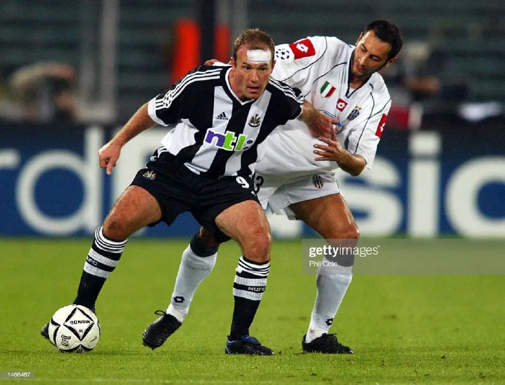 Alan Shearer berhadapan dengan Mark Iuliano dalam pertandingan penyisihan UCL musim 2002-2003 (GettyImages/Phil Cole)