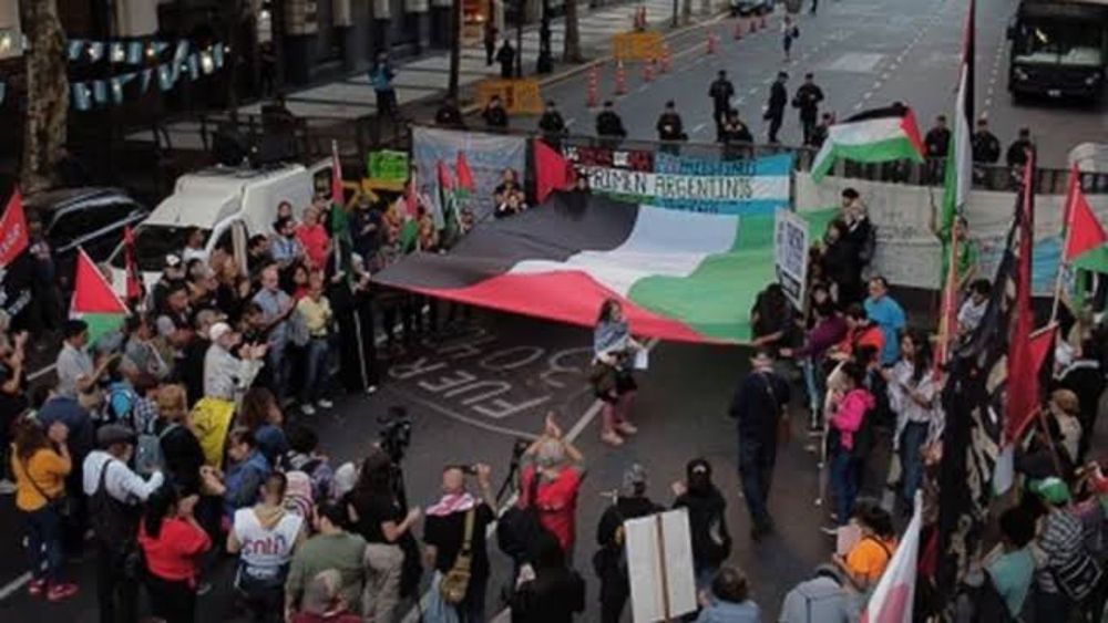 Demo anti Israel yang digelar sekelompok orang di Buenos Aires, Argentina beberapa jam jelang pembukaan Piala Dunia U20 2023
