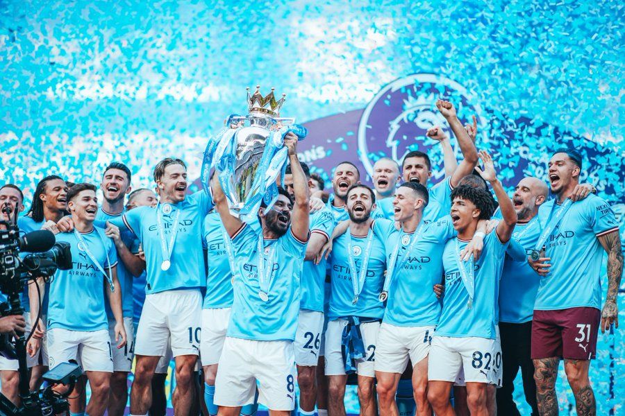 Momen Pemain Man City Angkat Trofi Premier League