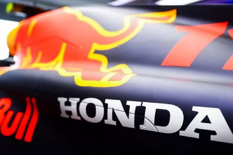 Logo Honda di mobil tim Red Bull