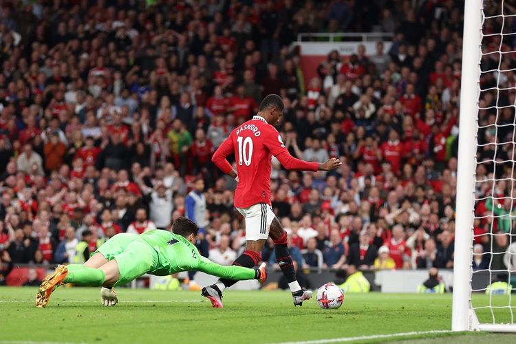 Marcus Rashford mengecoh Kepa Arrizabalaga dalam laga tunda pekan ke-32 Liga Inggris yang mempertemukan Man United vs Chelsea di Stadion Old Trafford, Kamis (25/5/2023) atau Jumat dinihari WIB.