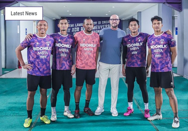 Walter Zenga (tiga dari kanan) saat datang ke markas Persita Tangerang pada Maret 2023.