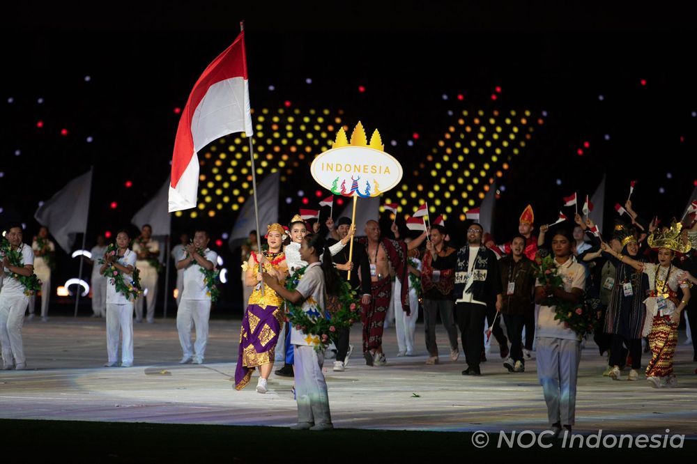 Flairene mengenakan pakaian adat Bali di opening ceremony SEA Games 2023.