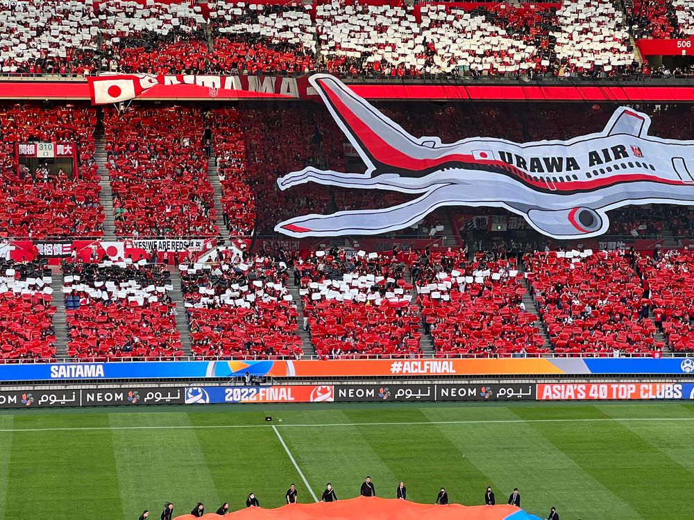 Koreografi Keren Suporter Urawa Red Diamonds di Saitama Stadium, Bawa Pesawat Jemput Trofi Liga Champions Asia