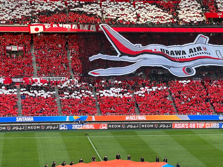 Suporter Urawa Red Diamonds membuat koreografi saat melawan Al Hilal di final Liga Champions Asia 2022/2023.