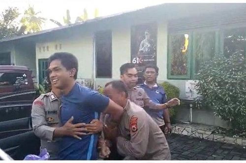 Momen Hisyam Tolle ditangkap polisi setelah diduga melakukan penikaman terhadap sekuriti tempat karaoke.