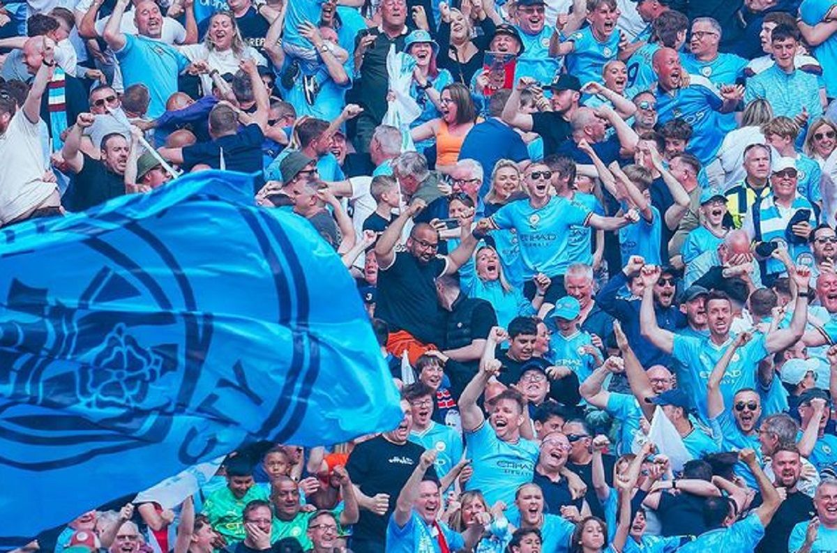 Para pendukung Manchester City merayakan gol Ilkay Gundogan ke gawang Man United dalam final FA Cup di Stadion Wembley, London, Sabtu (3/6/2023).