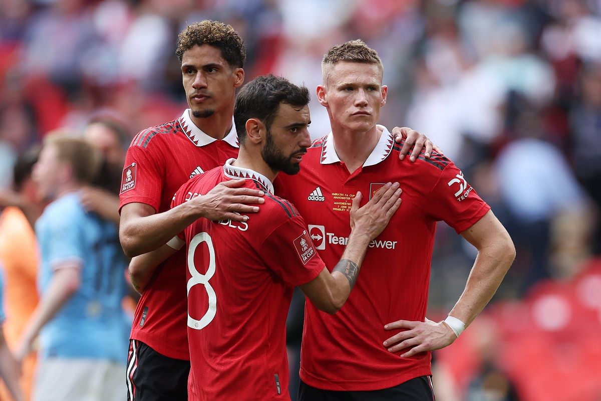 Para pemain Man United meratapi kekalahan dari dari Manchester City di final FA Cup di Stadion Wembley, Sabtu (3/6/2023).