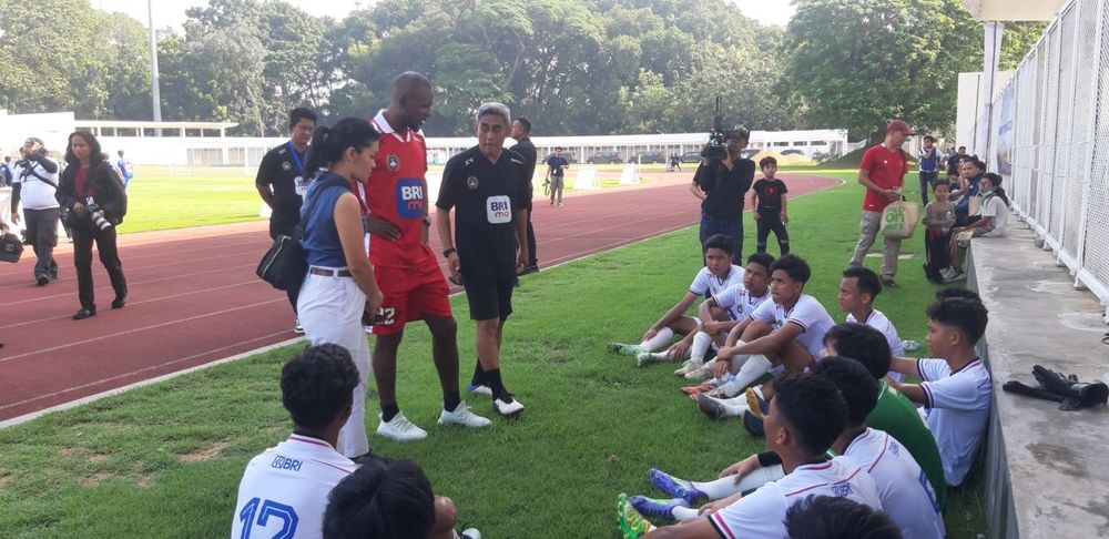 Eric Abidal memberikan instruksi ke para pemain tim yang dipimpinnya dalam mini turnamen FOURFEO yang dihelat di Stadion Madya, Jakarta, Kamis (1/6/2023).