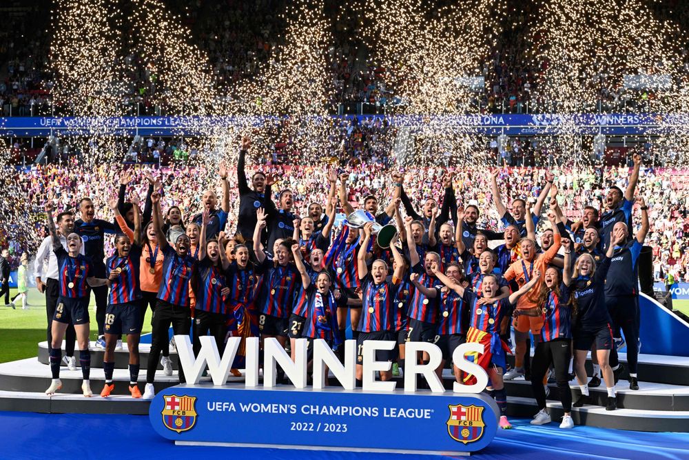 Tim Barcelona Putri merayakan kemenangan di final Women's Champions League yang berlangsung di Stadion Philips, Eindhoven, Belanda, Sabtu (4/6/2023).