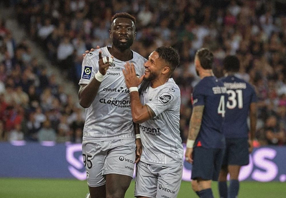 Grejohn Kyei (kiri) merayakan golnya dalam laga PSG vs Clermont di Stadion Parc Des Princes, Paris, Sabtu (3/6/2023) atau Minggu dinihari WIB.