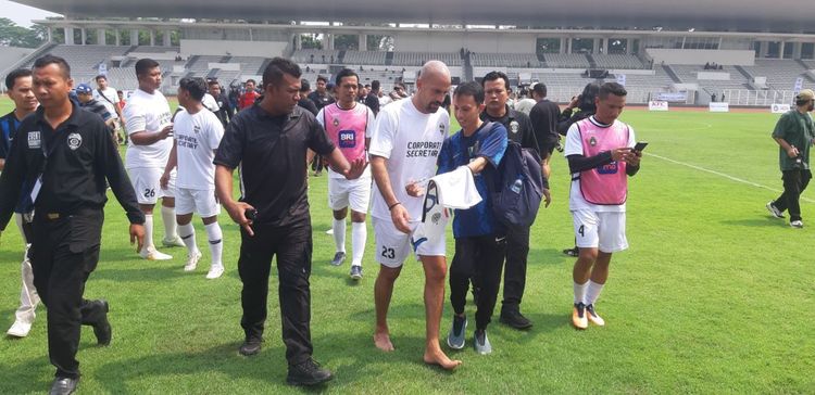 Juan Veron nyeker saat tampil dalam sebuah pertandingan persahabatan di Stadion Madya, Jakarta, Kamis, 1 Juni 2023 (SportCorner/Alsadad Rudi) 