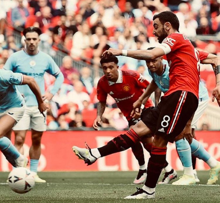 Bruno Fernandes melepaskan tendangan penalti dalam laga final FA Cup antara Man United vs Man City di Stadion Wembley, London, Sabtu (3/6/2023)