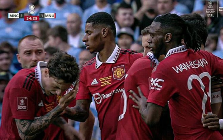 Victor Lindelof jadi korban pelemparan saat laga final FA Cup melawan Manchester City,  di Stadion Wembley, London pada Sabtu (3/6/2023).