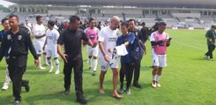 Juan Veron nyeker - Juan Veron nyeker saat tampil dalam sebuah pertandingan persahabatan di Stadion Madya, Jakarta, Kamis, 1 Juni 2023 (SportCorner/Alsadad Rudi) 