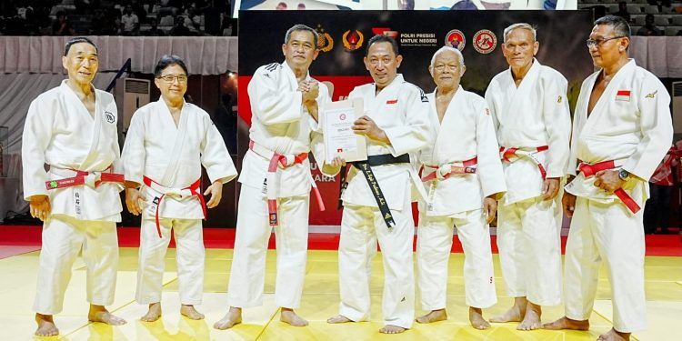 Kapolri Jenderal Listyo Sigit mendapatkan sabuk hitam dari Ketua Umum Pengurus Besar Persatuan Judo Seluruh Indonesia (PB PJSI) Letjen TNI Maruli Simanjuntak