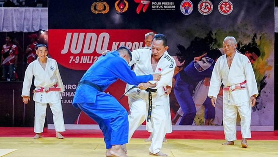 Kapolri Jenderal Listyo Sigit Prabowo unjuk gigi saat hadir di babak final turnamen bela diri judo Kapolri Cup, di Padepokan Silat TMMI, Jakarta Timur, Minggu (9/7/2023).