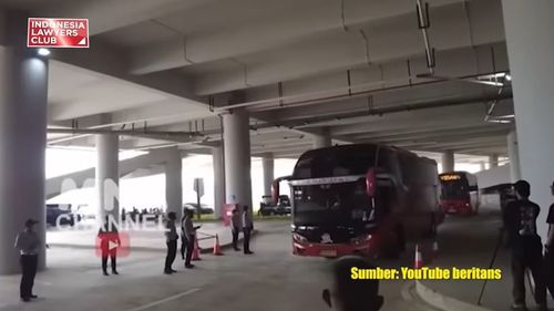 Video bus pemain yang masuk ke area JIS