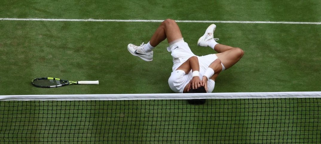 Carlos Alcaraz terbaring di lapangan usai memastikan kemenangan atas Novak Djokovic di final Wimbledon 2023