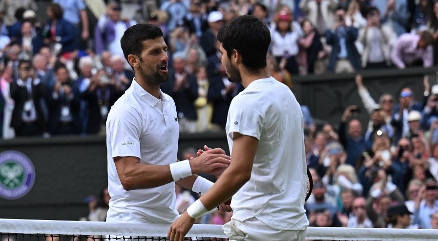 Carlos Alcaraz dan Novak Djokovic saling bersalaman usai final Wimbledon 2023