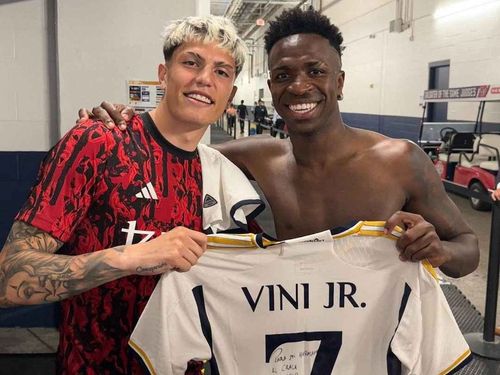 Girang Banget! Garnacho Dapat Jersey dan Tanda Tangan Vinicius Jr