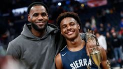 Lebron James dan Bronny James - Salah satu yang paling dinanti dari musim baru NBA di 2024/2025 adalah penampilan bersama LeBron James dan Bronny James dalam kostum Los Angeles Lakers.