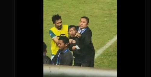 Pitch invader di laga PSS vs Persija