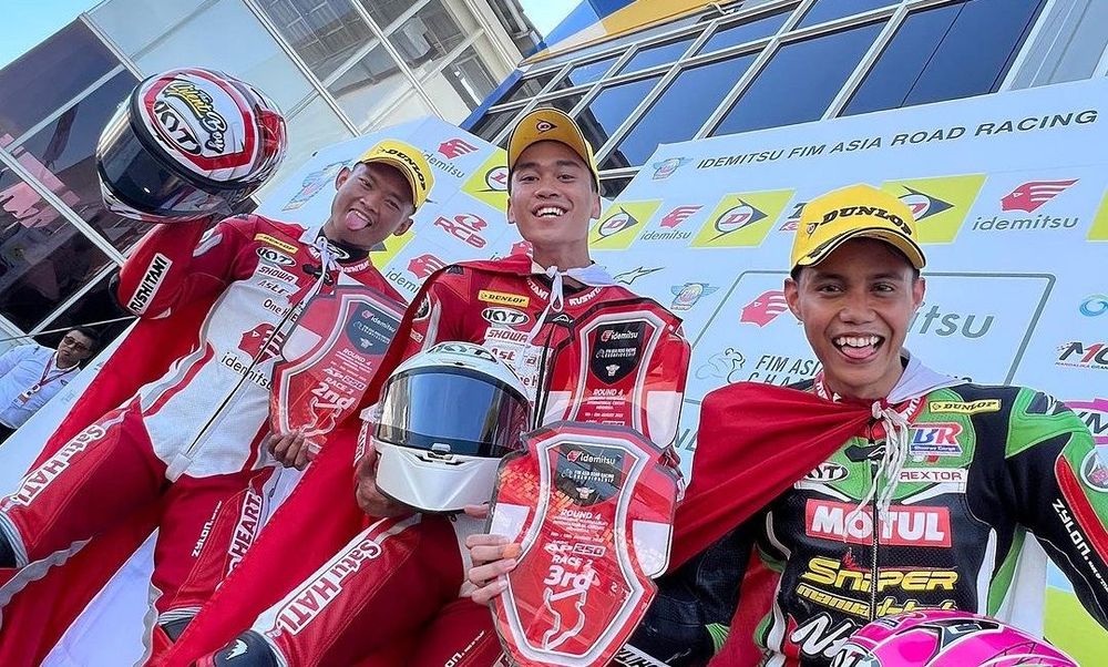 Para pembalap penghuni podium Race II Kelas AP250 ARRC Mandalika