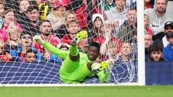 Andre Onana dalam sebuah pertandingan Manchester United di Premier League musim 2023-2024 - Andre Onana dalam sebuah pertandingan Manchester United di Premier League musim 2023-2024