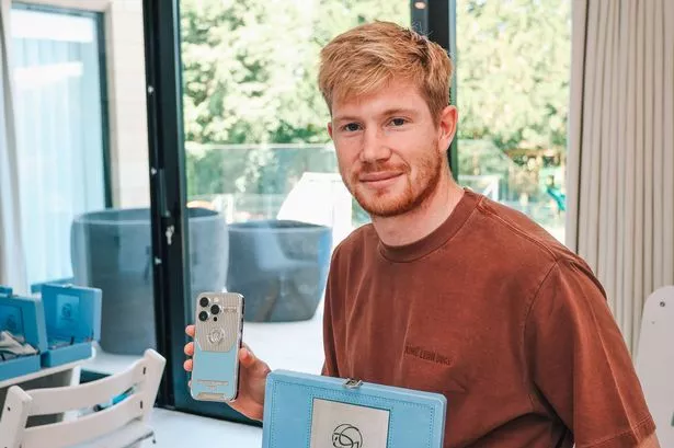 Rayakan Treble, De Bruyne Bagi-bagi iPhone Berlapis Platinum ke Skuat Man City