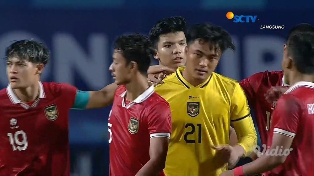 Ernando Ari ditenangkan oleh rekan-rekannya usai gagal mengeksekusi penalti