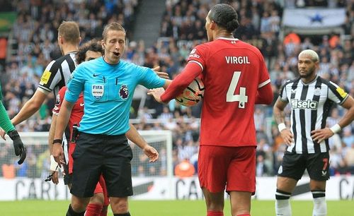 Alih-alih Dikurangi, Virgil Van Dijk Berpeluang Dapat Sanksi Tambahan Dampak Kartu Merah di Laga Newcastle vs Liverpool