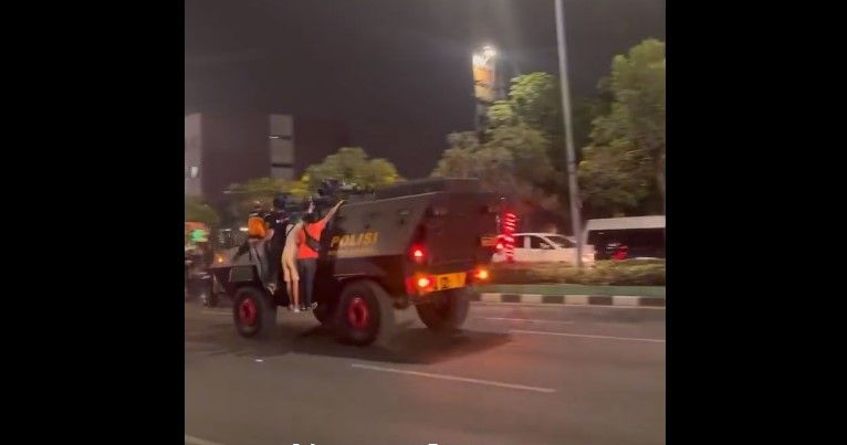 Jakmania Kawal Pemain Persib Pulang, Bus Pemain Persija Dihadang