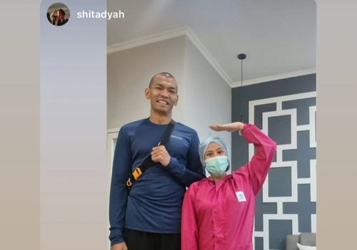 Seorang dokter gigi bernama Irmaniashita Dyah mengunggah sebuah foto perjumpaannya dengan pemain voli putra nasioal Hernand Zulfi 