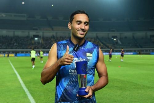 Dapat Penghargaan Gol Terbaik, Ezra Walian Termotivasi Jinakkan Macan Kemayoran