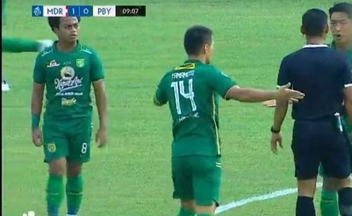 Belum 2 Menit Kick Off, Madura United Dapat Hadiah Penalti dari Wasit Kontroversial