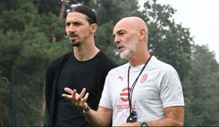 zlatan ibrahimovic awasi sesi latihan ac milan.jpg - 