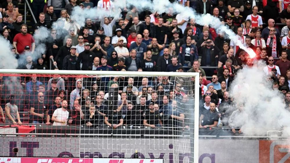 Fans Ngamuk, Duel Panas Ajax vs Feyenoord Dihentikan