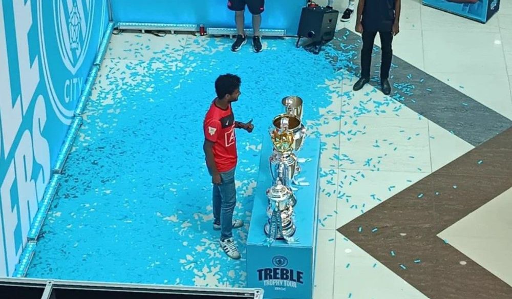 Salah Server! Penggemar Man United Nekat Foto dengan Trofi Treble Winner Milik Man City